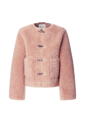 Rosa Kunstpelzjacke mit Rundhalsausschnitt, langen Ärmeln und drei metallenen Hakenverschlüssen auf der Vorderseite. Weiche Textur mit plüschiger Oberfläche.