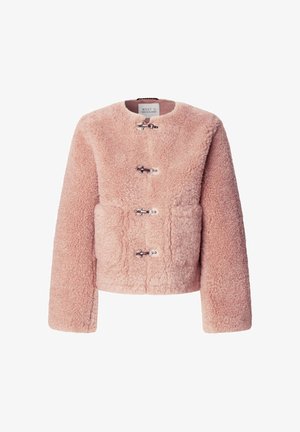 Chaqueta de piel sintética rosa con un escote redondo, mangas largas y tres cierres metálicos en la parte frontal. Textura suave con un acabado aterciopelado.