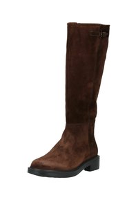 Bottines en daim marron, de hauteur genou, avec un bout rond, une semelle noire plate et un détail de boucle sur le côté. Texture lisse avec un léger éclat.