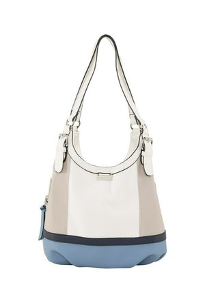 Hobo-Tasche in Weiß, Grau und Blau aus synthetischen Materialien; verfügt über einen breiten Träger, silberne Hardware und eine glatte Textur mit einer einfarbigen Blockbasis.