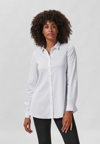 Witte blouse met lange mouwen, knoopsluiting aan de voorkant, klassieke kraag en oprolbare mouwen. Glad stof met een ontspannen pasvorm ontwerp.