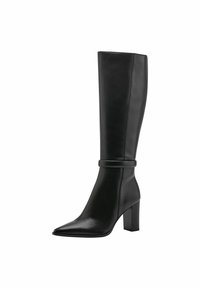 Bota de cuero negra hasta la rodilla con punta afilada, tacón medio y una correa decorativa alrededor del tobillo sobre un fondo blanco.