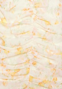 Tela con estampado floral en colores pastel, que presenta fruncidos verticales para añadir textura. Material suave y ligero con un aspecto orgánico.