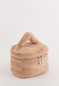 Rund, blød lyserød imiteret pels taske med topgreb og sølv lynlås, med stjerneformede lynlåstræk. Velegnet til opbevaring eller rejse.