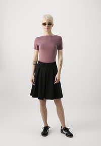 Vero Moda Petite VMPANDA  - Navadna majica - rose brown