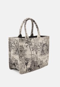 Torba typu tote wykonana z fakturowanego kremowego płótna z czarnym tropikalnym wzorem, z dwiema okrągłymi uchwytami i otwartą górą.
