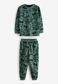 Vihreät pyjamat, joissa on musta kallokuosi, pitkähihainen paita pyöreällä pääntiellä ja siihen kuuluvat joustowyötäröiset housut, joissa on lahkeensuut.