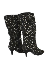 Botas de tobillo de ante negro con un diseño arrugado, adornadas con tachuelas doradas y un tacón cónico. La cremallera lateral añade funcionalidad.