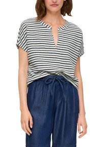 Gestreepte shirt met korte mouwen in marineblauw en wit, met een V-hals en een losse pasvorm. Draagt met blauwe short met trekkoord. De stof is soepel.