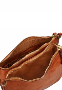 Bruine leren tas met dubbele ritscompartimenten, hardware in goudkleur, zachte textuur en een gestructureerd ontwerp voor georganiseerde opslag.