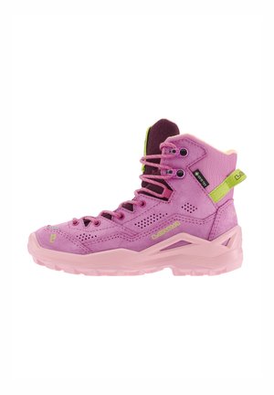 Scarponcino da escursionismo alto rosa e viola con suola spessa e strutturata, allacciatura frontale, etichetta Gore-Tex e linguetta verde sul tallone.