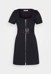 Robe noire à manches courtes avec décolleté carré, fermeture éclair à l'avant et ceinture double boucle à la taille, présentée sur un fond blanc uni.