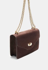 Brązowa torebka z zamszu z złotym łańcuszkiem i złotym zapięciem z przodu. Posiada wyraźny prostokątny kształt i gładką teksturę.