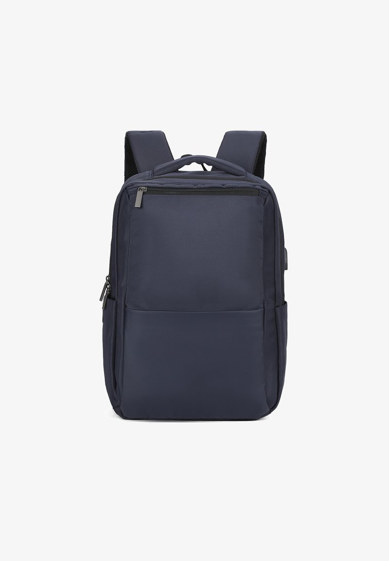 Sac à dos marine en tissu durable, avec des bretelles rembourrées, une poche zippée à l'avant et une surface texturée pour une meilleure prise.