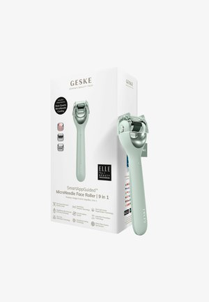 Microneedle gezicht roller met een lichtgroen handvat, een roestvrijstalen kop en een getextureerd roloppervlak. De doos bevat verschillende accessoires.