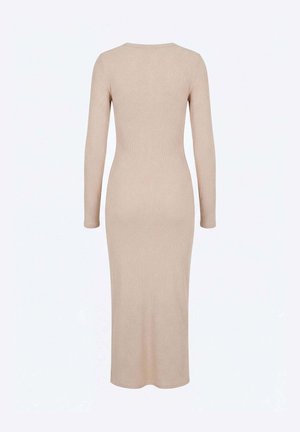 Beżowa prążkowana sukienka midi z długimi rękawami, dopasowanym fasonem i wysokim dekoltem, pokazana od tyłu na jednolitym tle.