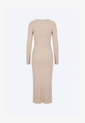 Beżowa prążkowana sukienka midi z długimi rękawami, dopasowanym fasonem i wysokim dekoltem, pokazana od tyłu na jednolitym tle.