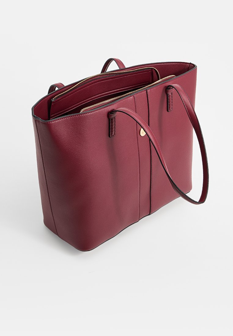 Bolso tote de cuero burdeos con asas dobles, parte superior abierta y bolsillo interior con cremallera. Acabado texturizado y diseño minimalista.