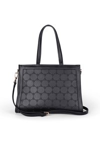 Borsa a tracolla in pelle nera con motivo a catena intrecciata in rilievo, manici superiori doppi e tracolla removibile su sfondo bianco.