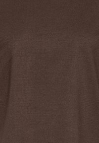 Gros plan d'un tissu tricoté marron avec une texture côtelée fine et une couture lisse et régulière.