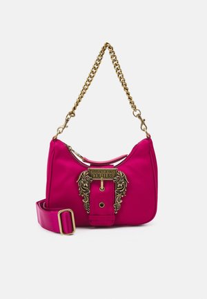 Roze Versace Jeans Couture handtas met gouden kettingriem en sierlijke gouden gesp middenvoor.