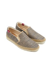Zapatos tipo slip-on con una parte superior de tejido trenzado en tonos azul y beige, detalles en beige y una suela similar al yute.