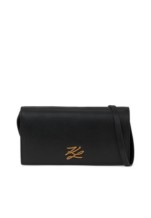 Črni usnjeni torbica z ozkim trakom in zlatimi okrasnimi inicialkami na sredini sprednje strani.