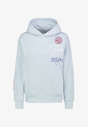 Lichtblauwe hoodie van zachte stof, met een logo-applicatie aan de voorkant, witte en blauwe tekstgrafieken, en geribbelde boorden en zoom.