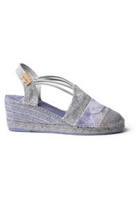 Harmaa ja laventelinvärinen espadrille-tyylinen wedge, jossa on teksturoitu päällinen, elastiset hihnat ja punottu juuttipohja; sisältää kuvioidun vaipan yksityiskohdan.