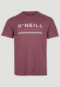 T-shirt a maniche corte color bordeaux con testo bianco "O'NEILL", e sotto una scritta più piccola "FIRST NAME IN THE WATER", accompagnata da tre strisce orizzontali.