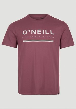 T-shirt rouge à manches courtes avec le texte blanc "O'NEILL", avec en dessous un plus petit texte "FIRST NAME IN THE WATER" et trois bandes horizontales en dessous.