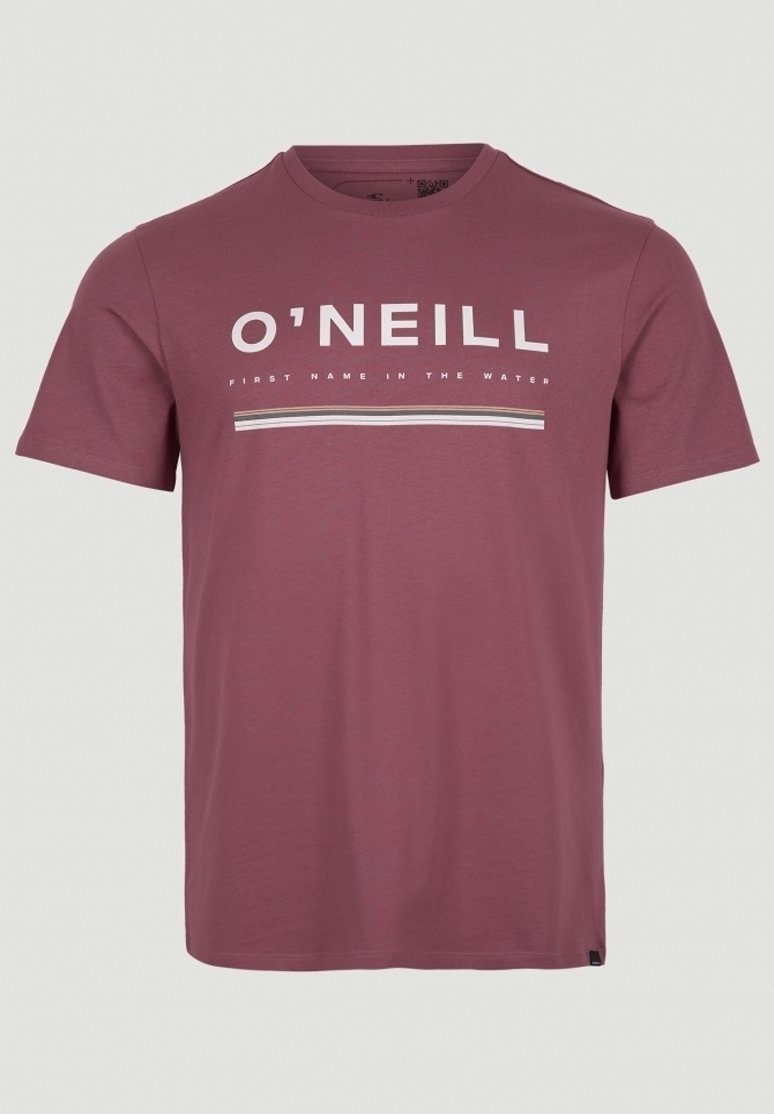 T-shirt a maniche corte color bordeaux con testo bianco "O'NEILL", e sotto una scritta più piccola "FIRST NAME IN THE WATER", accompagnata da tre strisce orizzontali.