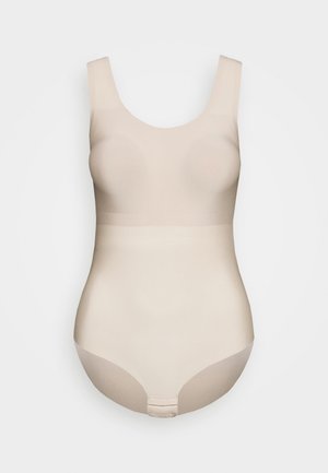 Beige bodysuit med et glatt, elastisk stoff. Har en scoop halslinse og en krok-lukking nederst for praktisk bruk.