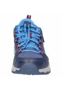 Blauem Sportschuh mit Mesh-Obermaterial, strukturierten Überzügen und kontrastierenden blauen und roten Schnürsenkeln. Verfügt über eine flexible Gummisohle und eine Zuglasche.