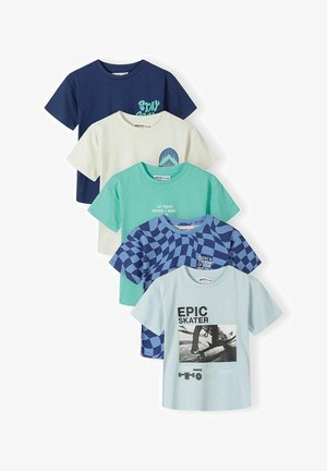 Cinq t-shirts à manches courtes pour enfants en tons bleus et verts avec des motifs de skateboard et de texte graphique.