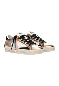 Sneakers bianchi con lacci neri, dettagli glitter e accentuazioni metallizzate color oro rosa. Presentano una suola in gomma e il marchio sulla linguetta e sul lato.