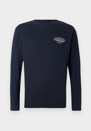 Morne modra dolgi rokav majica s krožnim izrezom z majhnim belim logotipom "Jack & Jones Coll. Studio" na levem prsnem predelu.