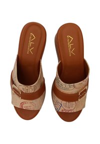 Bruine platform sandalen met een getextureerde band met reispanelenprint en een metalen gesp. Zachte zool met reliëfbranding.