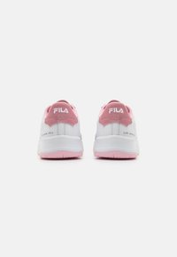 Sneaker bianche con dettagli in suede rosa sul tallone, realizzate in pelle liscia e materiale in rete, con suola intermedia in EVA e marchio impresso sul tallone.