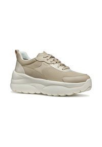 Scarpa sportiva beige con una tomaia in rete texturizzata, dettagli in pelle liscia, suola bianca spessa e design con lacci e linguetta per il tiraggio.