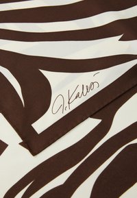 Sidenhalsduk med djärva bruna och krämfärgade zebrastripes, med en prydlig fåll och en signatur i det nedre hörnet. Slät textur.