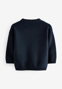 Tamsiai mėlynas mezginys su apvaliu kaklu, žemais pečių siūlais ir raukšlėtais rankogaliais bei apačia. Minkšta tekstūra ir laisvas kirpimas.