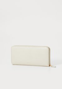 Portefeuille à fermeture éclair en cuir texturé de couleur crème. Présente des ornements en or et une forme rectangulaire élégante. Design minimaliste.