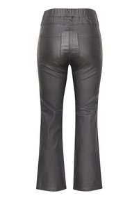 Pantalones acampanados de imitación cuero negro con cintura elástica y dos bolsillos traseros. Textura suave y silueta ajustada.