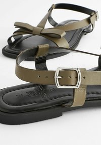 Next FOREVER COMFORT BOW - Sandaalid - khaki green