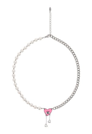 Lanț argintiu și colier cu perle albe cu un pandantiv în formă de inimă roz, cu un design de ochi și două mici talismane în formă de inimă atârnând.