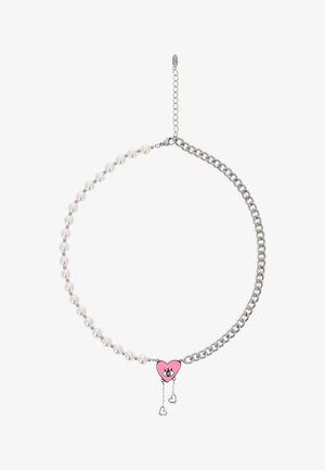 Silberkette und weiße Perlenkette mit einem rosa Herzanhänger, der ein Augenmotiv zeigt, sowie zwei kleine hängende Herzanhänger.