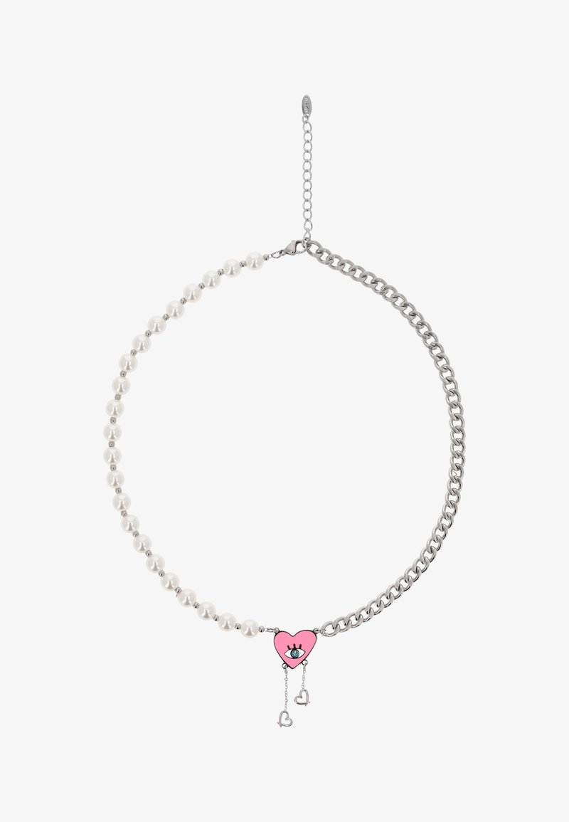Lanț argintiu și colier cu perle albe cu un pandantiv în formă de inimă roz, cu un design de ochi și două mici talismane în formă de inimă atârnând.