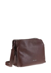 Borsa a tracolla in pelle marrone con una finitura testurizzata, chiusura con zip e tracolla regolabile. Presenta un logo sul fronte.
