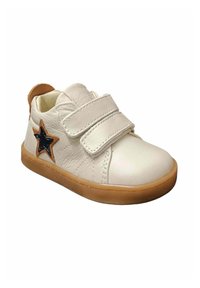 Sneaker per bambini in pelle bianca con due cinturini in velcro, suola in gomma marrone e una stella nera decorativa sul lato. Finitura testurizzata.